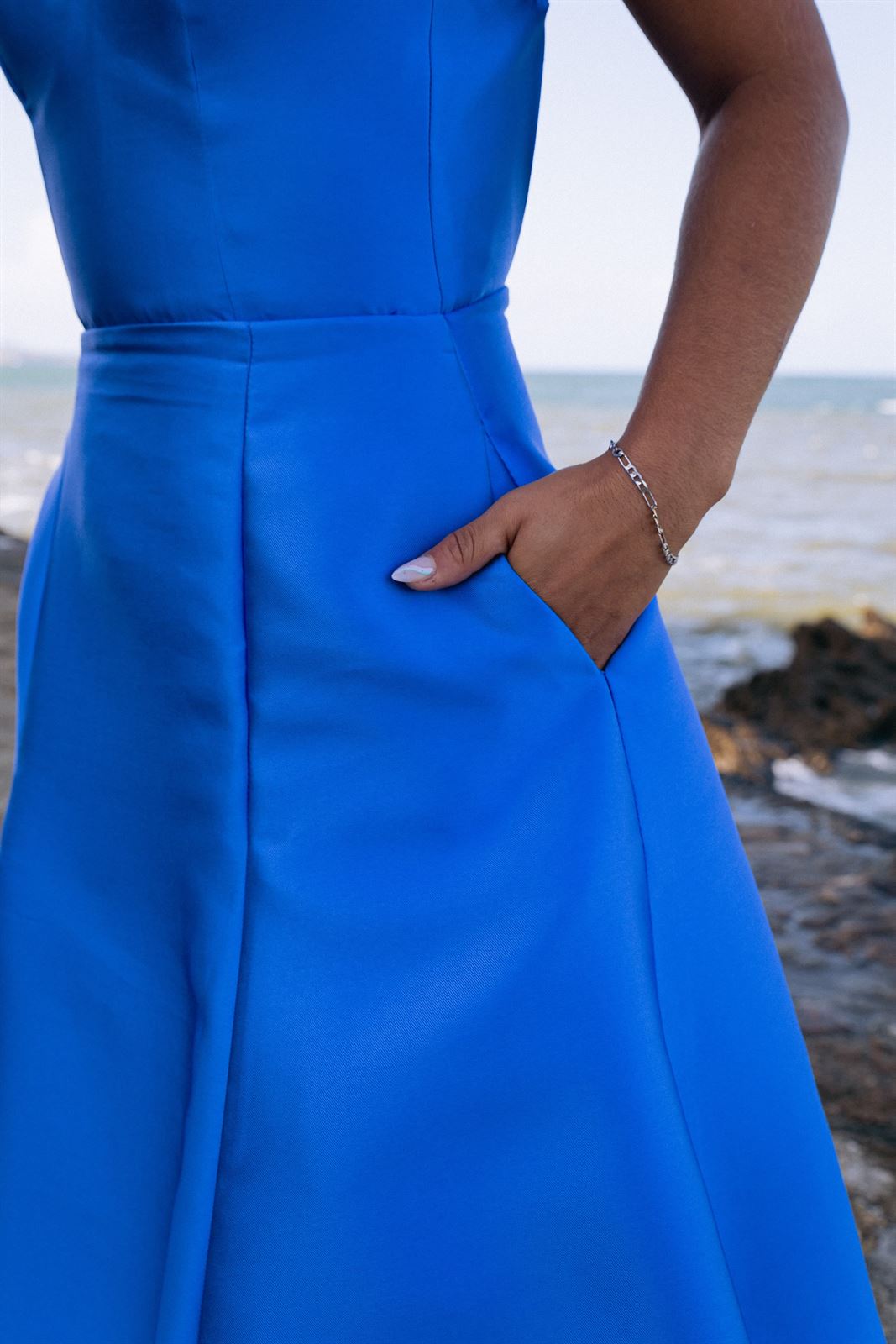 Vestido largo de mikado azulón mod Nahir con tirante finito y espalda al aire con bolsillos y falda capeada - Imagen 1