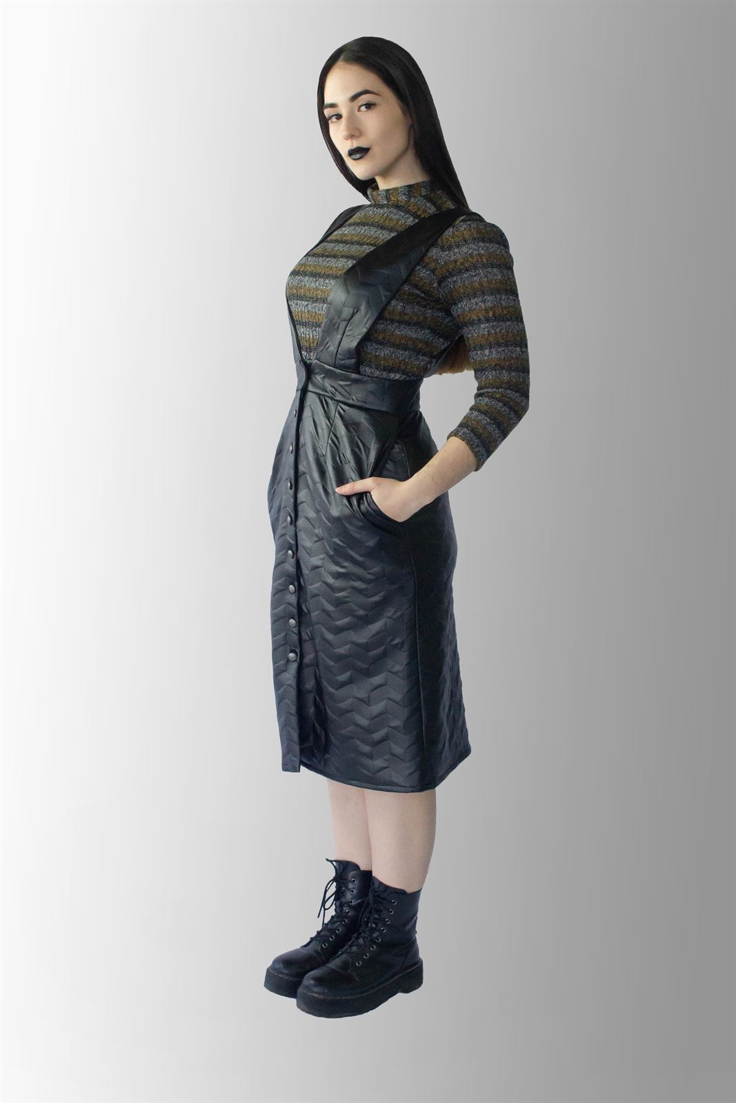 Vestido pichi polipiel reciclada negra con textura, abotonado en delantero - Imagen 2
