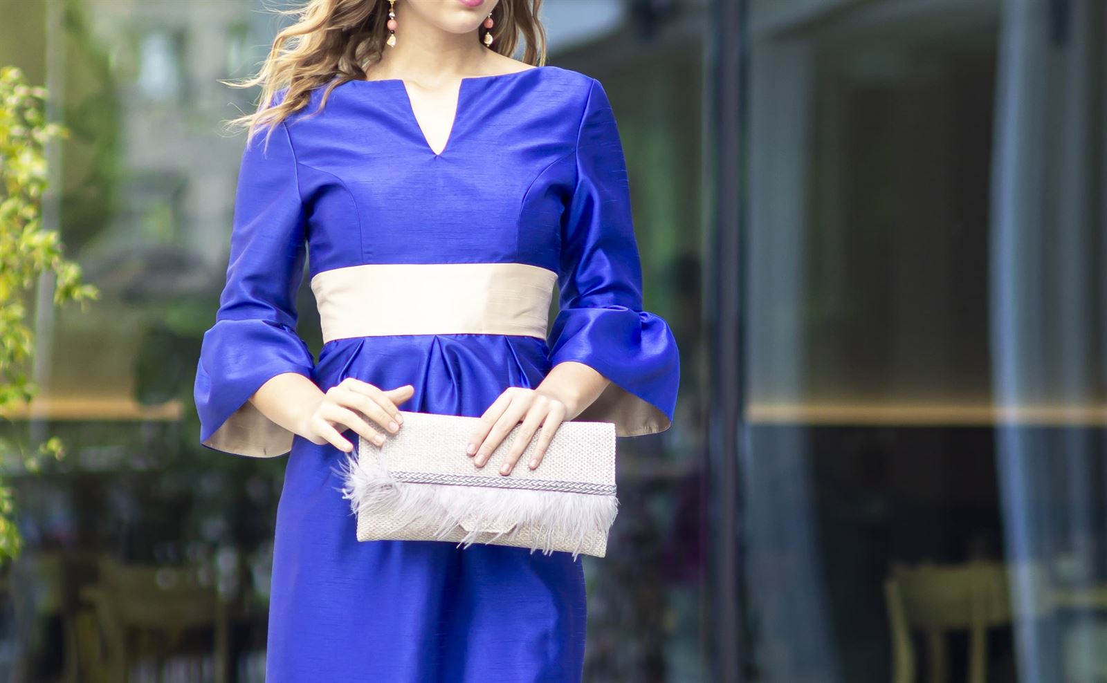 Vestido V-30 Shantung bicolor azul añil y champan, escote caja y manga cortita, falda corta abullonada - Imagen 3