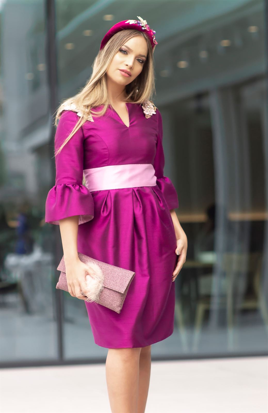 Vestido V-30 Shantung bicolor buganvilla y rosa empolvado, escote caja y manga cortita, falda corta abullonada - Imagen 2